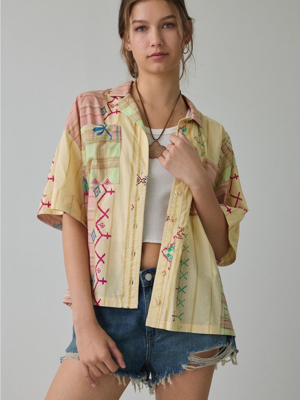 URBAN OUTFITTERS 
BDG Keepsake Souvenir Graphic Short Sleeve Button-Up Shirt